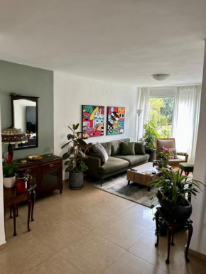 A room in a modern apartment near the Belinson Schneider hospital and the Red Line to Tel Aviv